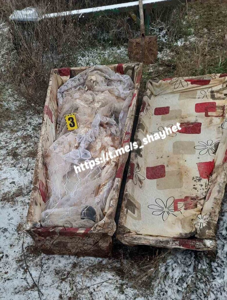 В Николаевской области эксгумировали тела трех несовершеннолетних девочек, погибших при обстреле поселка войсками РФ 01