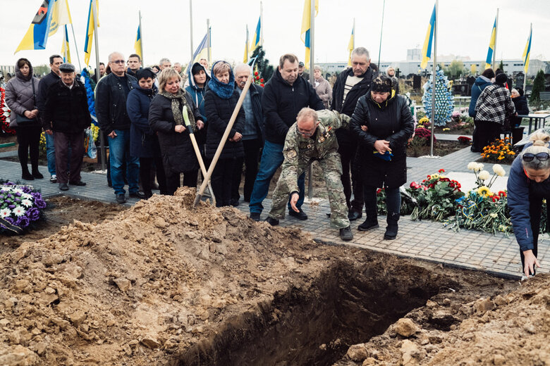 In Brovary, bid farewell to soldier Oleksandr Fatieiev, who died in battle against ruscists in Luhansk region, was held 04