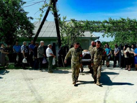 Із загиблим воїном 48-ї інженерної бригади Костянтином Паршенком попрощалися на Хмельниччині 04
