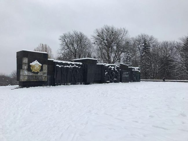 Во Львове разрисовали и повредили Монумент Славы, - Нацполиция 03