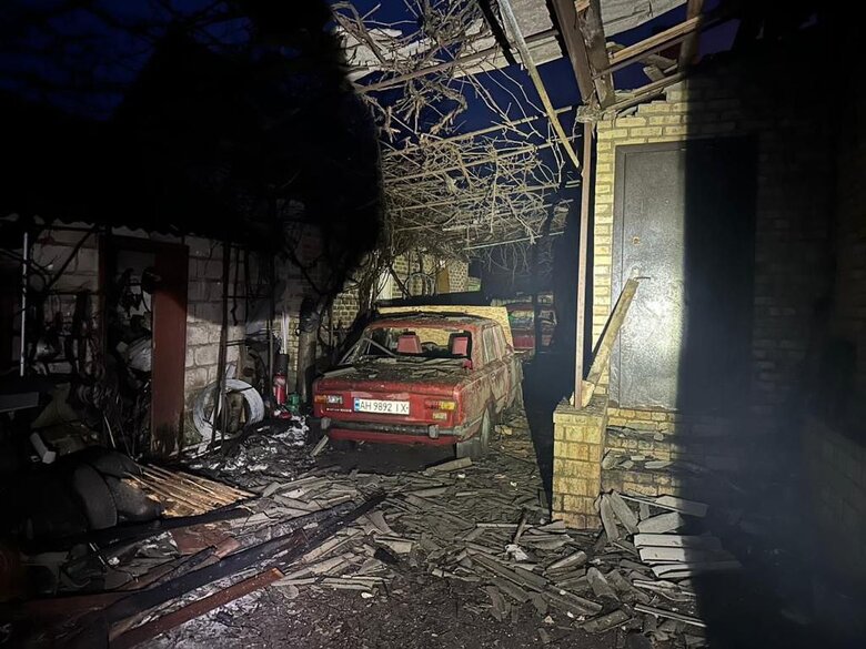 Авто потрапило під обстріл 03