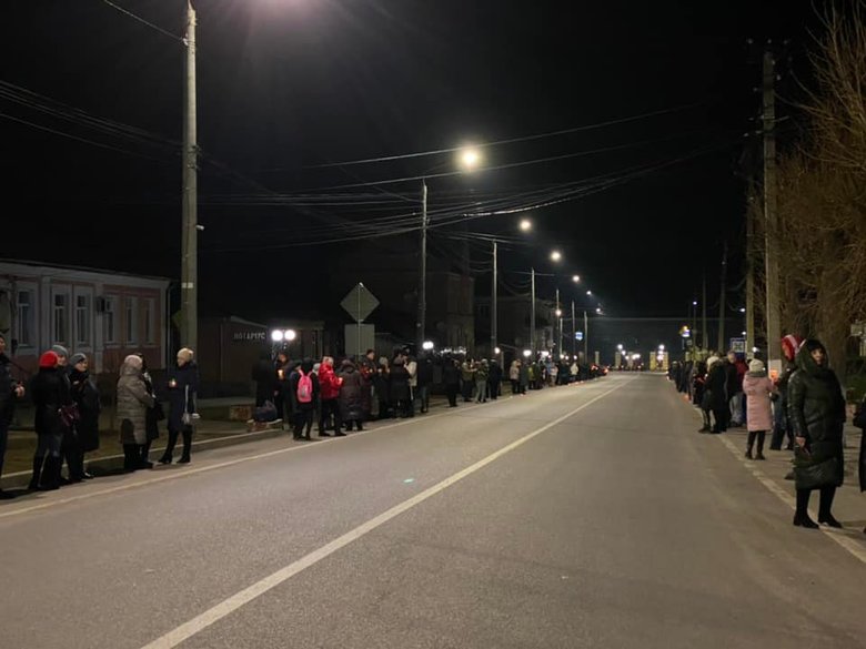 Тульчин живым коридором встретил тело погибшего в результате российского обстрела воина 56-й ОМПБр Дениса Кононенко. Люди стали на колени перед героем 03