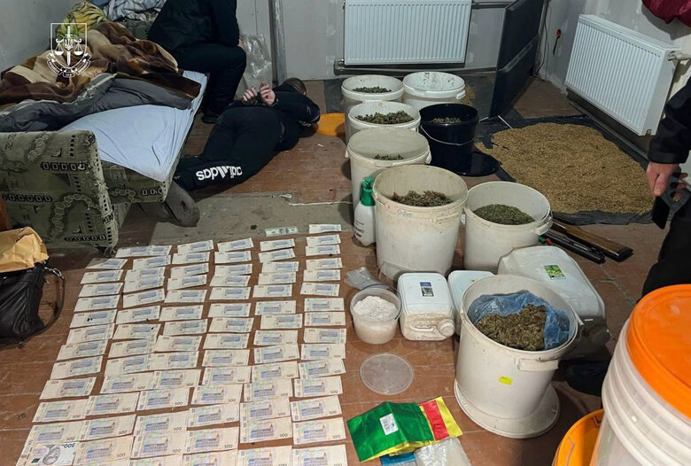 Судитимуть 10 учасників злочинної організації за виготовлення і збут наркотиків
