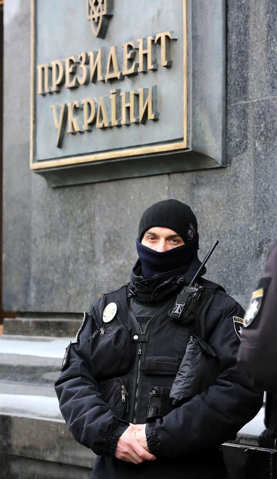 Благодарны митингующим за соблюдение действующего законодательства во время мирной акции на Банковой, - МВД 02