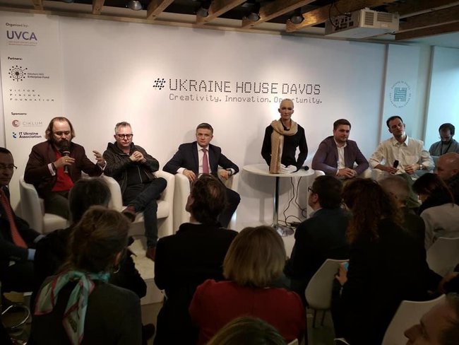 Самый развитый робот в мире завис после вопроса о коррупции в Украине на форуме в Давосе 01