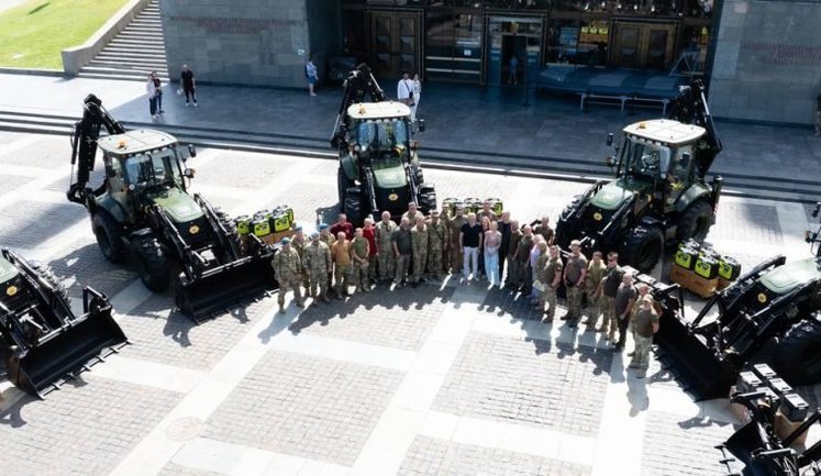 Військові отримали партію екскаваторів, пилорами та квадроцикли. ФОТОрепортаж