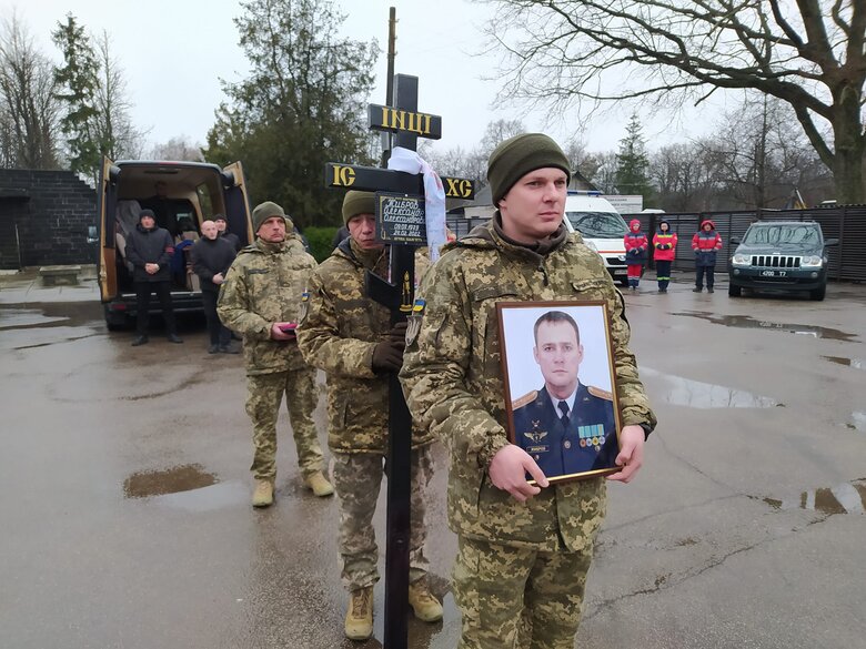 У Кропивницькому попрощалися з пілотом штурмовика Олександром Жибровим, який спрямував свій літак на скупчення ворожої техніки 02