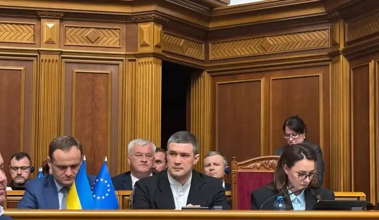 Рада ввела ответственность для чиновников за игнорирование вызовов в парламент