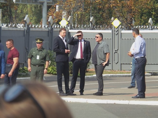 Родичі, журналісти, Зеленський, Баканов, Аваков у Борисполі чекають літака з українцями 15