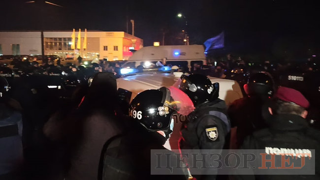 Под Шевченковским судом - столкновения с полицией 06