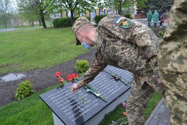 В Кривом Роге открыли мемориал памяти бойцов 17-й танковой бригады и батальона Кривбасс 05