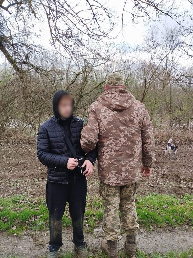На Закарпатті врятували чоловіка, який намагався переплисти Тису