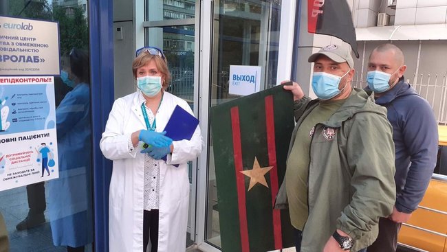 Правий сектор приніс під офіс Пальчевського погони ФСБ 01