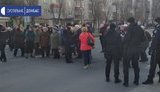 Співробітники ринку через карантин перекрили дорогу в Сєверодонецьку. ФОТОрепортаж