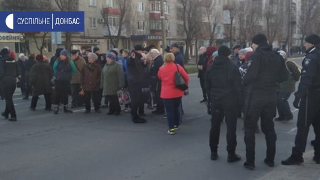 Сотрудники рынка из-за карантина перекрыли дорогу в Северодонецке 01