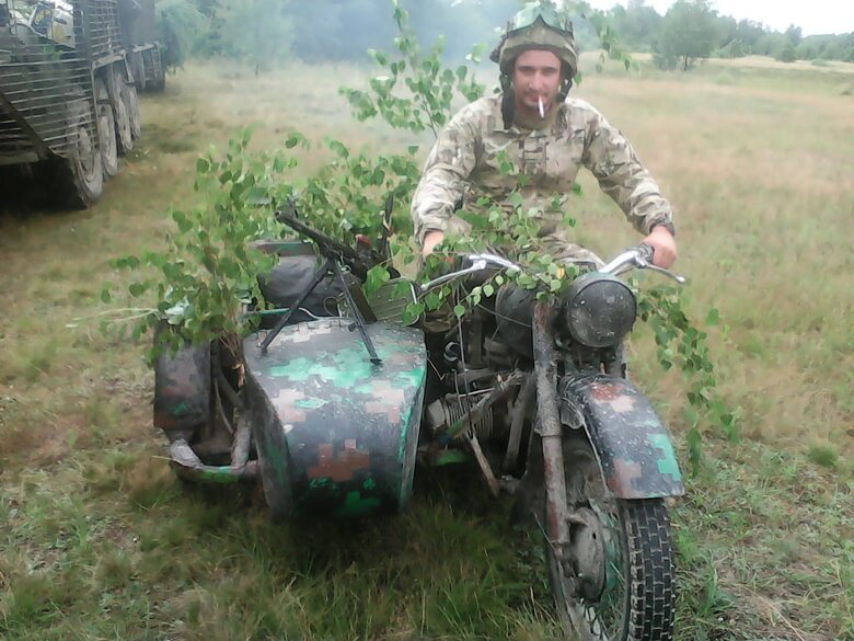 Головний патрульний Херсонської області Іван Базаренко, позивний Хірург: Командування дивувалося: на аеродромі Кульбакине патрульний поліцейський командує військовими 10 Головний патрульний Херсонської області Іван Базаренко, позивний Хірург: Командування дивувалося: на аеродромі Кульбакине патрульний поліцейський командує військовими 10