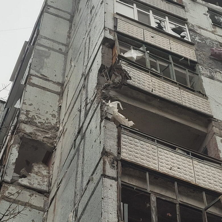Последствия обстрела многоэтажек в Степногорске Запорожской области 04