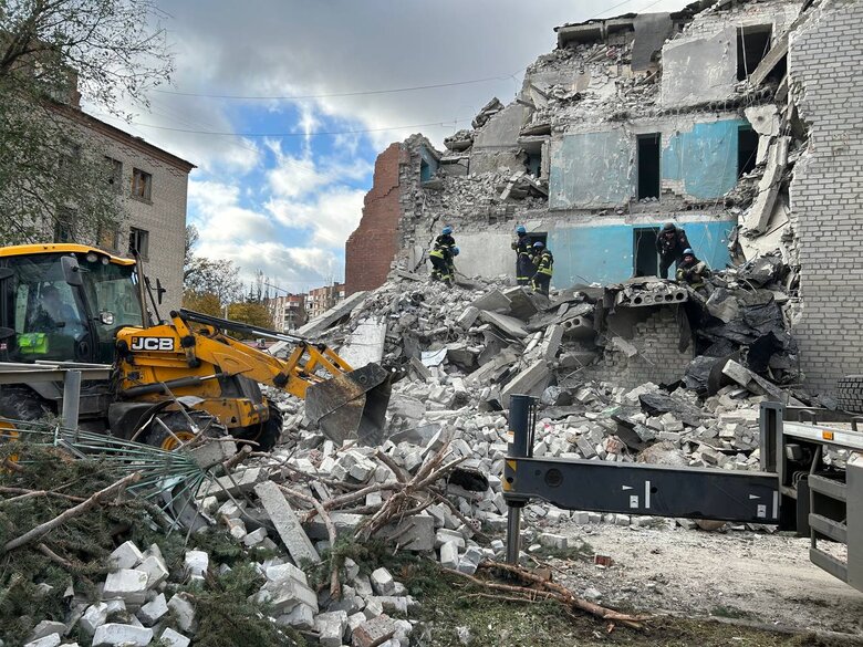 Під завалами гуртожитку у Слов’янську можуть перебувати 2 людини, - ДСНС 01
