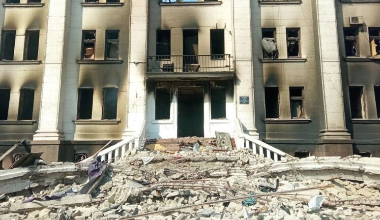 В оккупированном Мариуполе россияне проводят экскурсии по драмтеатру, где погибли сотни людей, - ГВА