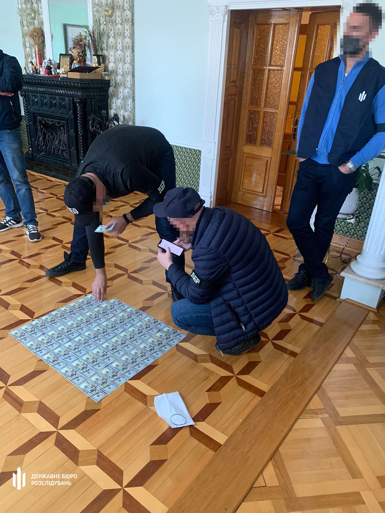 Чиновники Держагентства лісових ресурсів та поліцейські на Тернопільщині встановили лісгоспам щомісячну таксу на роботу в розмірі $1,5 тис., - ДБР 04