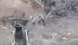 боєць вкидає міну у бліндаж