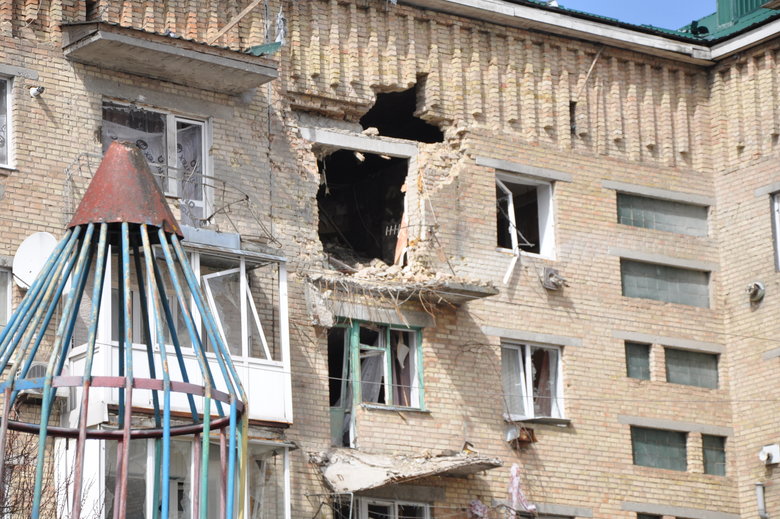 Розбомблені будинки, школа, бібліотека, вирви на дорогах та потрощені автомобілі: наслідки російської окупації в Макарові 17