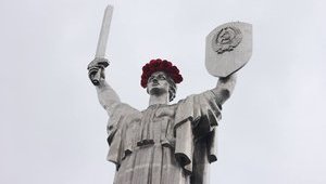 Скульптуру "Родину-Мать" в Киеве снова увенчал венок из маков. ФОТОрепортаж