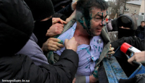 В Тернополе бывшему партийцу Ляшко грозит 3 года в исправительном центре за "мусорную люстрацию" чиновника. ФОТОрепортаж