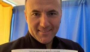 Олигарх Фукс показал заполненный бюллетень