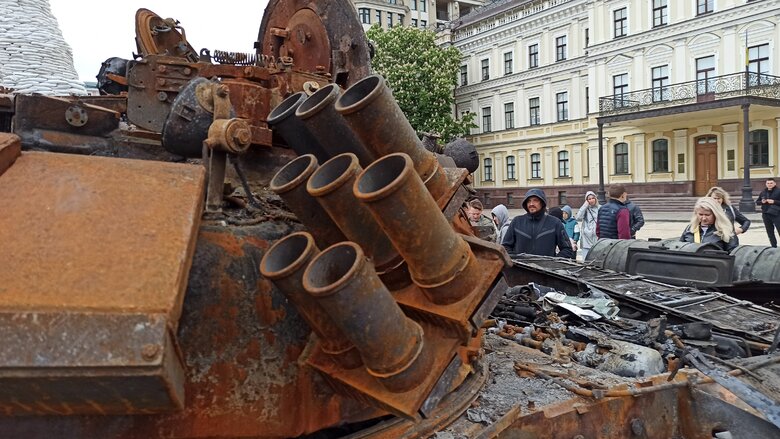 Танк, БМД та Тигр: В центрі Києва відкрилась виставка демілітаризованої техніки російських окупантів 19