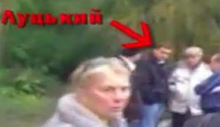 Кандидат в депутаты от "регионалов" Луцкий разговаривает с членами избиркома и убегает, заметив наблюдателей. + ВИДЕО