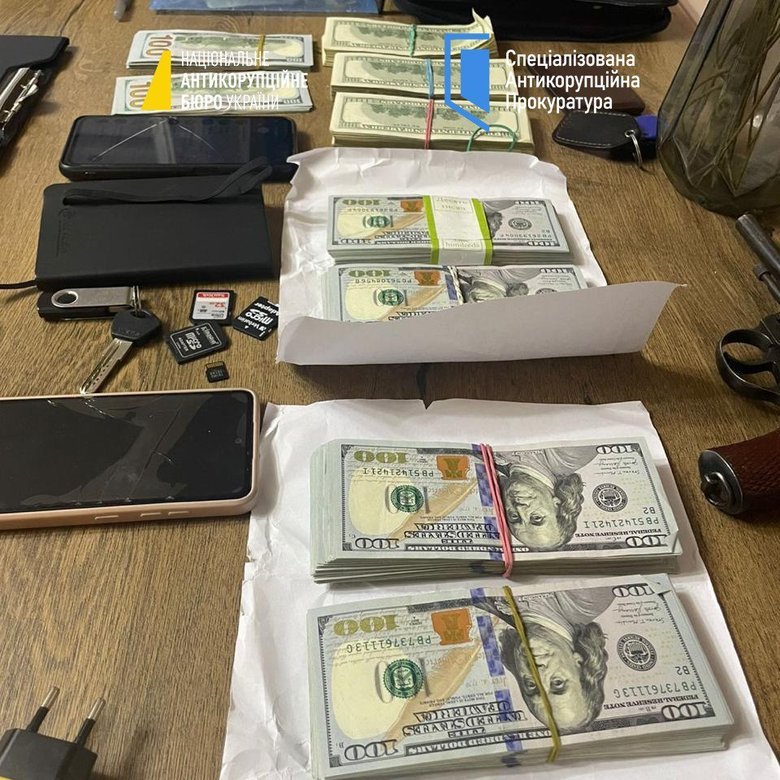 Прокурор та адвокат підбурювали надати 3,5 млн доларів хабаря