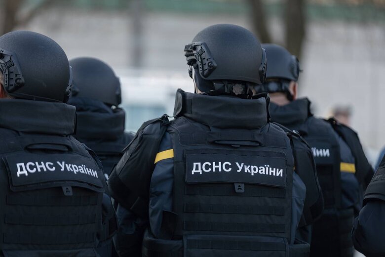 Японія передала підрозділам ДСНС спецавтомобілі та міношукачі, - Клименко 02