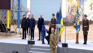 День десантника: церемония замены синих беретов, вручение флага десантно-штурмовых войск и присяга воинов ДШВ на Михайловской площади в Киеве. ВИДЕО+ФОТОрепортаж