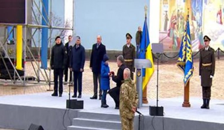 День десантника: церемония замены синих беретов, вручение флага десантно-штурмовых войск и присяга воинов ДШВ на Михайловской площади в Киеве. ВИДЕО+ФОТОрепортаж