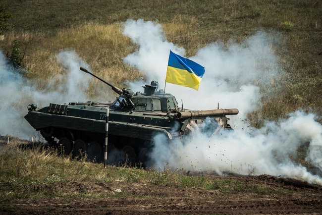 Экипажи БМП соревновались в Донецкой области 01