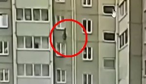 Российский военный летчик летит вниз с крыши многоэтажки в Челябинске. ВИДЕО