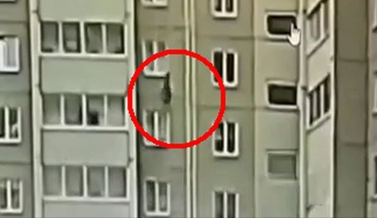 Российский военный летчик летит вниз с крыши многоэтажки в Челябинске. ВИДЕО