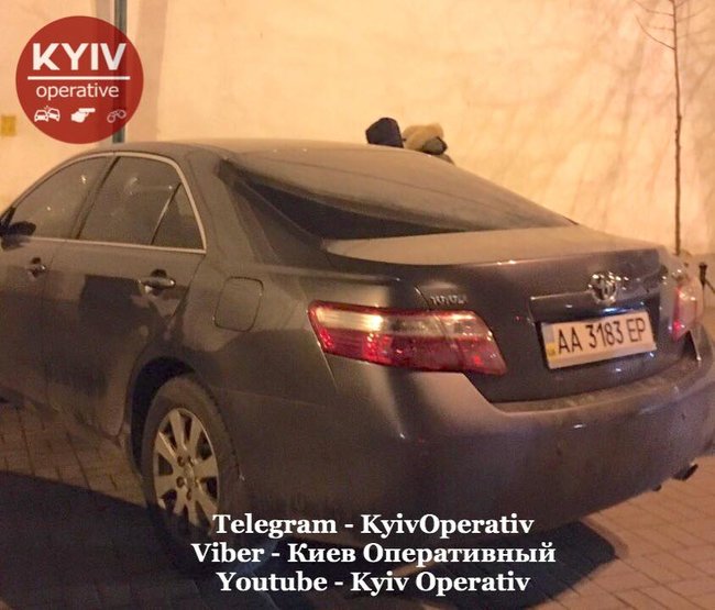 Мужчина изувечил автомобиль, полностью перекрывший тротуар возле Киево-Печерской Лавры 03