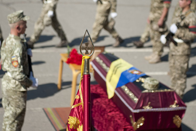 С воином Александром Буйвало, погибшим в 2014 году на Луганщине в результате ракетного обстрела с территории РФ, простились в Сумах 07