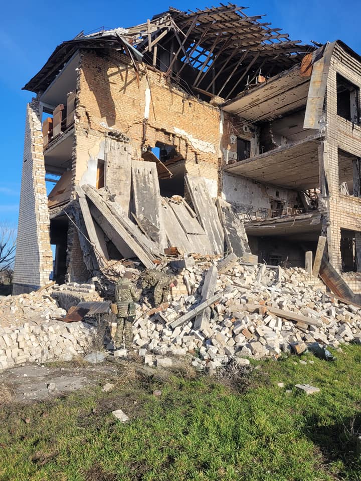 У школі на Херсонщині виявили нерозірвані касетні боєприпаси, - поліція 02