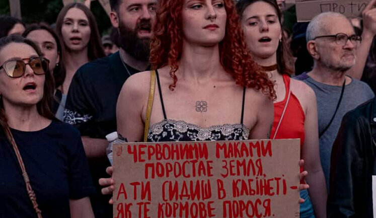 "Servant of lawlessness," "Russkies kill - government goes in for kill: What placards Ukrainians carried in cities when they took to streets against NABU and SAPO law. PHOTOS