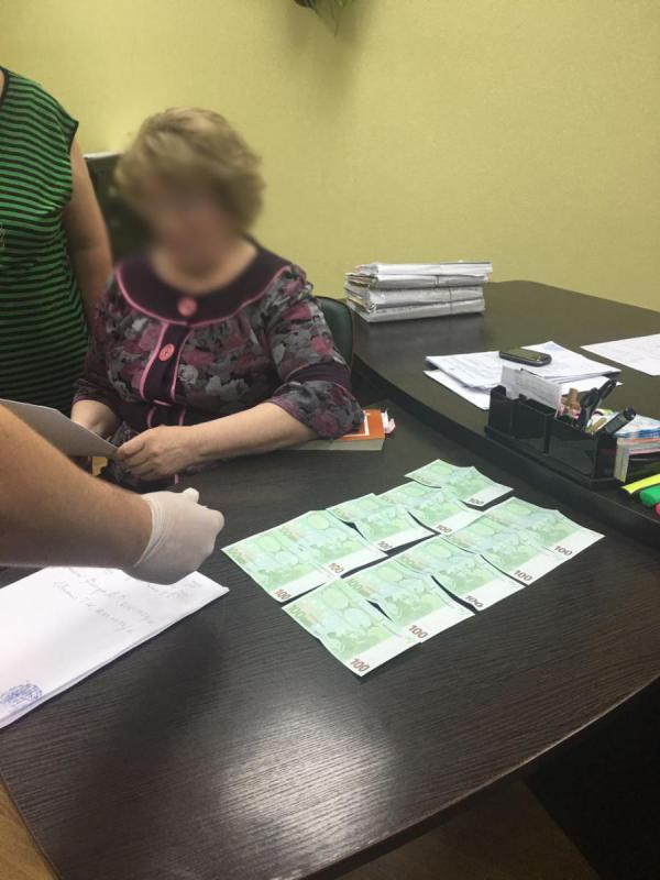 У Києві на хабарі в тисячу євро затримано суддю 01