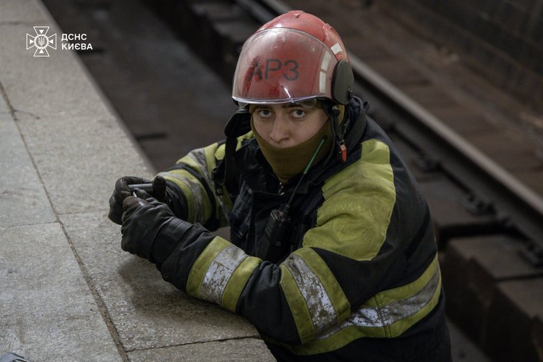 Остановка поездов в тоннелях киевского метро: пассажиров вывели спасатели