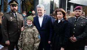 Порошенко з ветеранами та активістами вшанував пам'ять захисників, які загинули в боях за Україну: "Завдяки їхньому героїзму український народ є і буде". ВІДЕО+ФОТОрепортаж