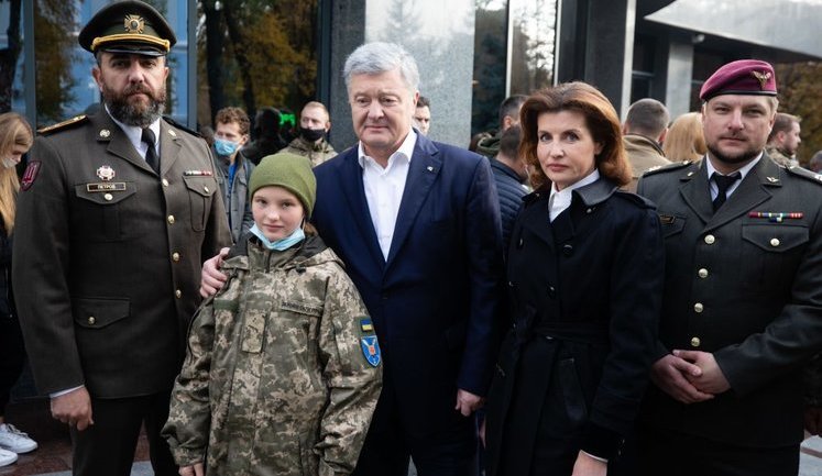 Порошенко з ветеранами та активістами вшанував пам'ять захисників, які загинули в боях за Україну: "Завдяки їхньому героїзму український народ є і буде". ВІДЕО+ФОТОрепортаж