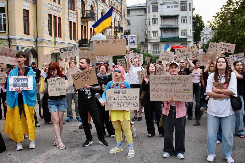 В Киеве люди в шестой раз вышли на протест в поддержку Федорова