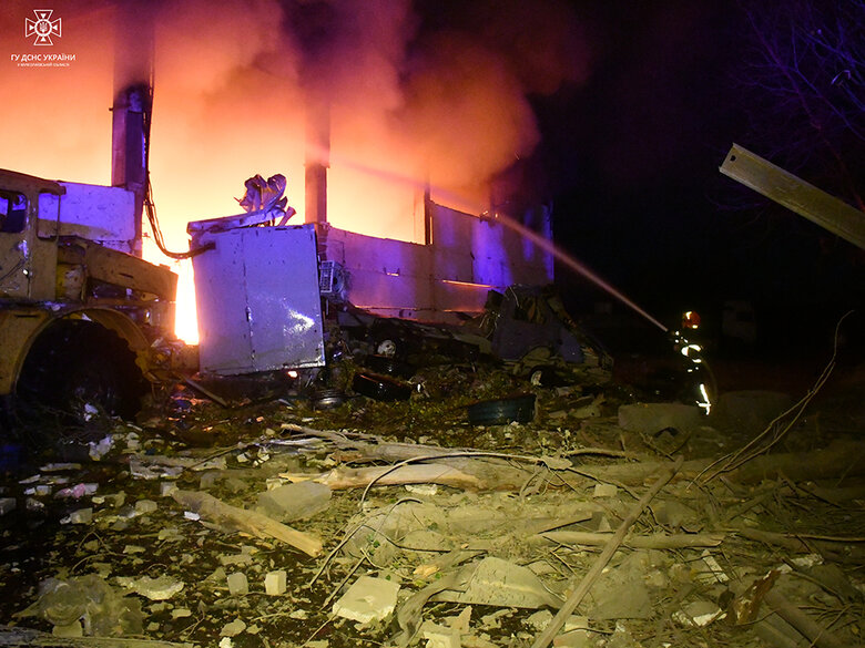 Оккупанты ночью ударили ракетами по Николаеву, попали в складские помещения, возник пожар 03