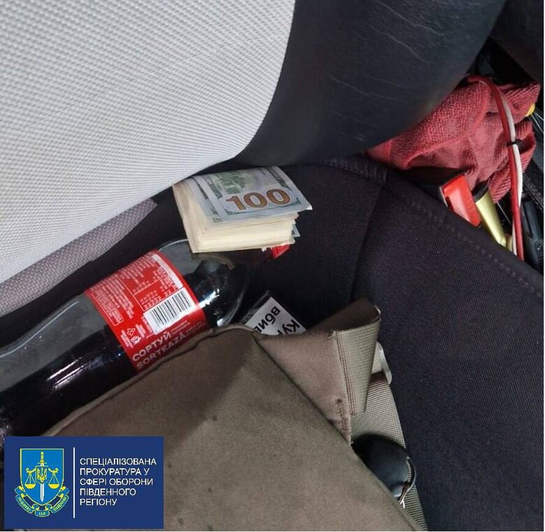 Співробітнику військкомату Вінницької області, який обіцяв відстрочку від мобілізації за 2000 доларів США, повідомлено про підозру 03