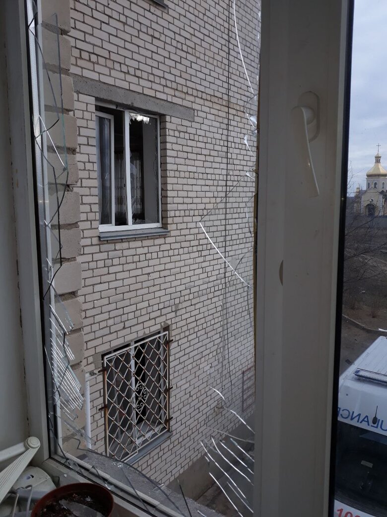 Российские оккупанты в очередной раз обстреляли больницу в Бериславе 01